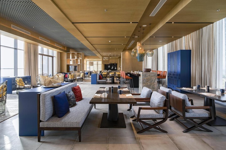 Lounge 144 of 197