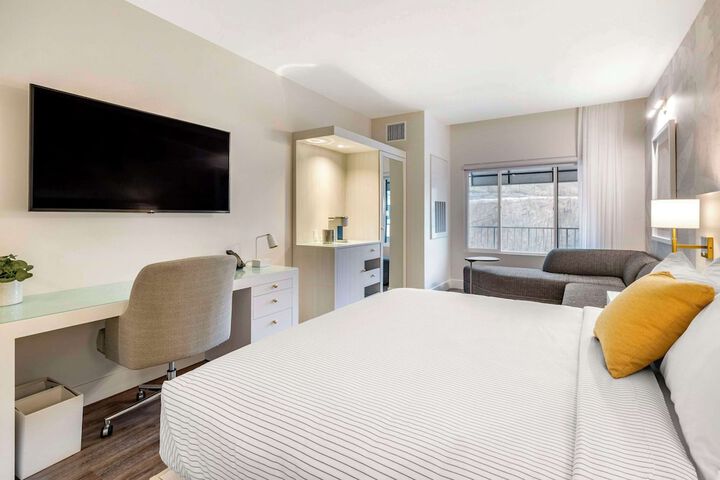 1 King Bed (1 of 5)