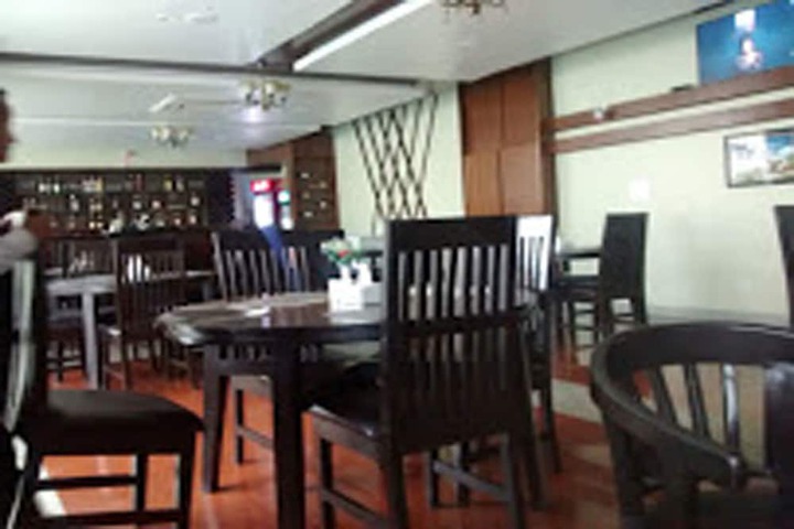 Dining 13 of 16
