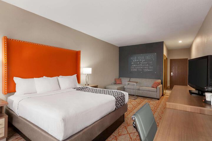 1 King Bed (5 of 6)