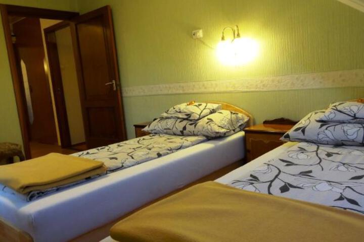 Room 6 of 8