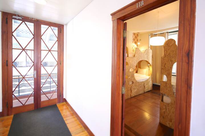 Room 10 of 68