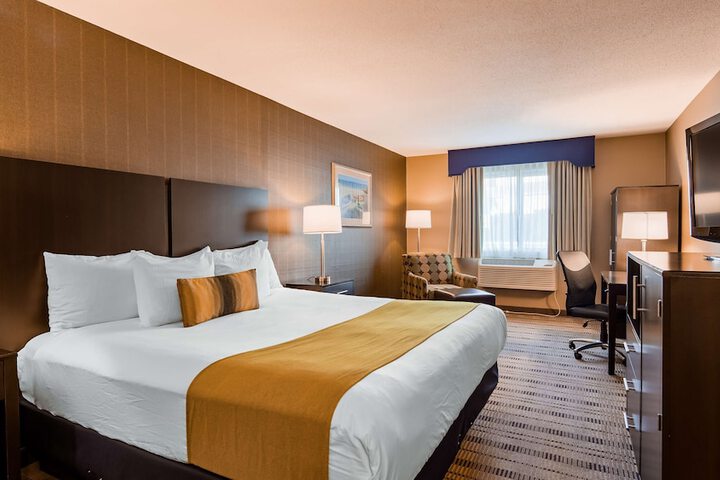 Accessible Suite 1 King Bed Accessible Roll in Shower Sofa Bed Work Desk Microwave and Refrigerator Full Breakfast (10 of 13)