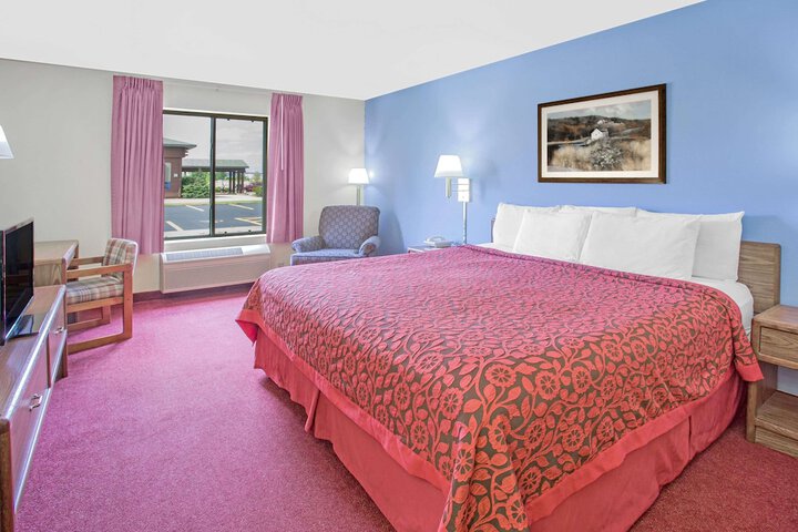 1 Queen Bed (5 of 7)