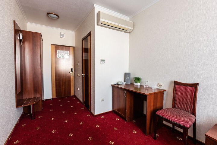 Room 13 of 102
