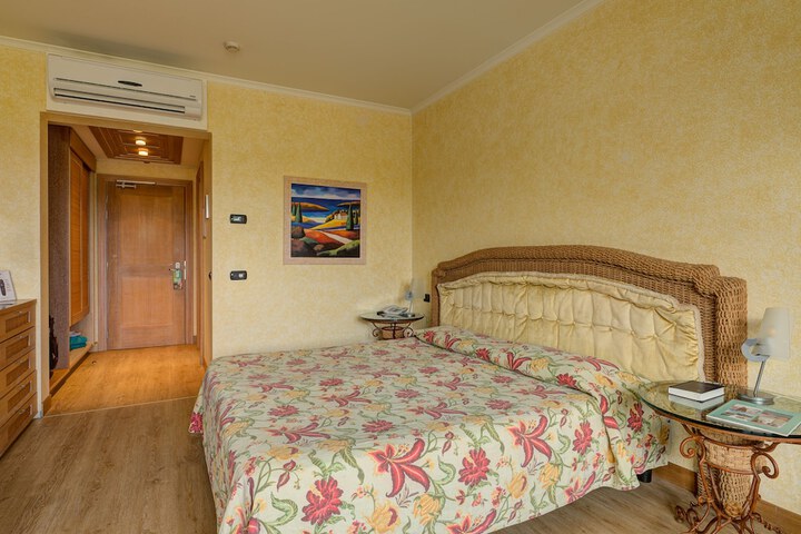 Room 34 of 157