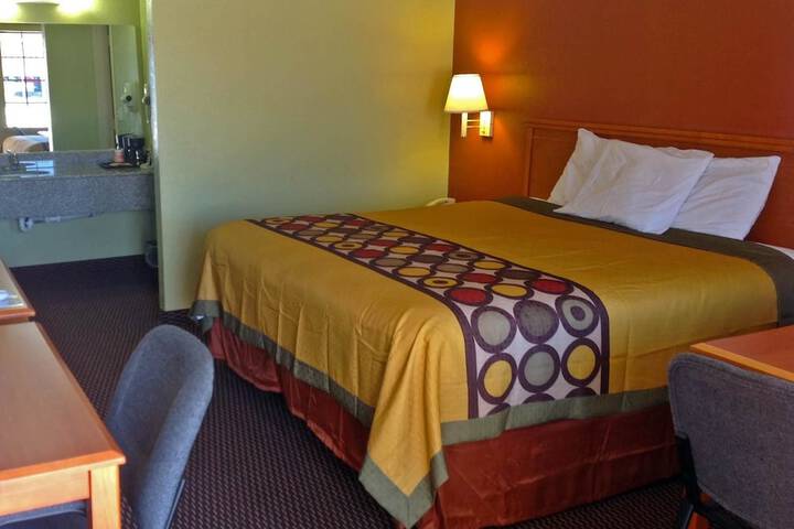 1 King Bed (4 of 4)