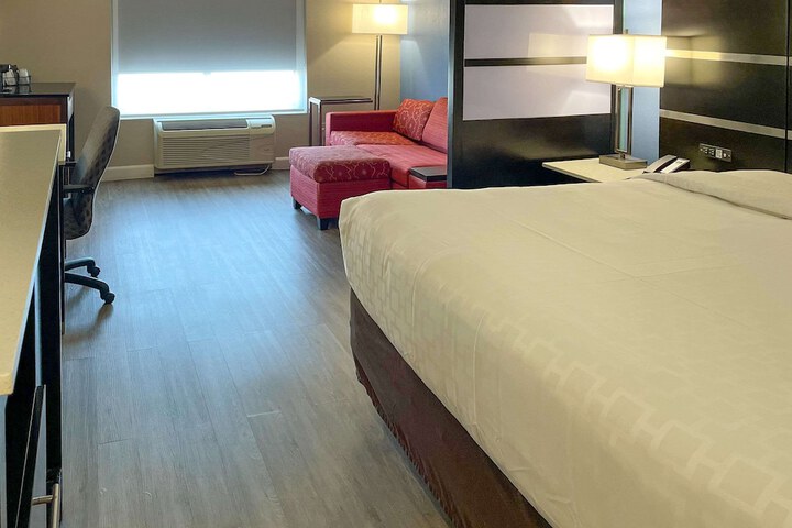 1 King Bed (4 of 33)