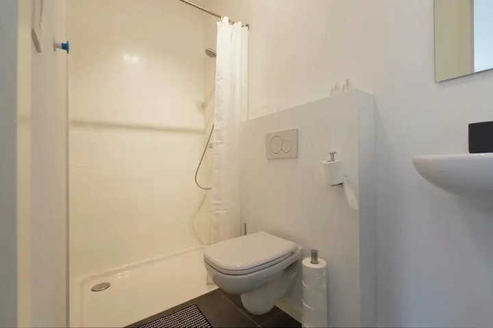 Room 7 of 11
