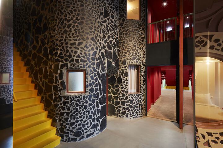 Hotel 2 of 143