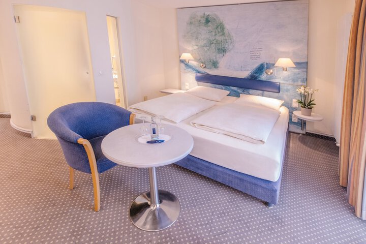 Room 6 of 37