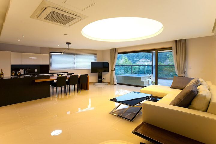 Room 10 of 34