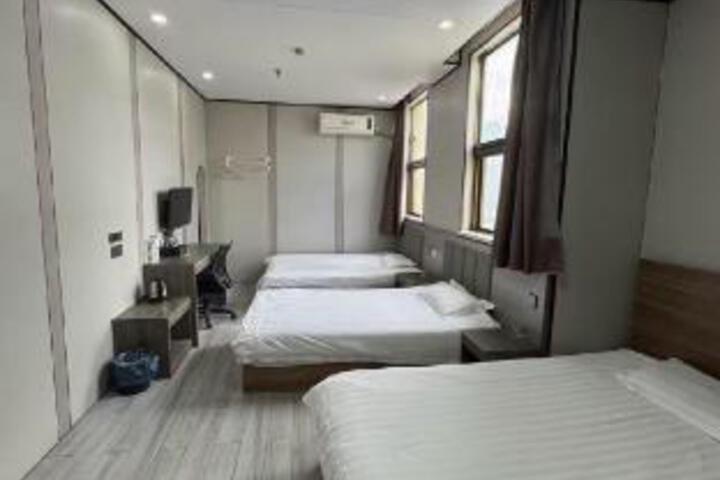Room 8 of 10