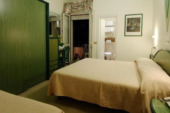 Room 6 of 13