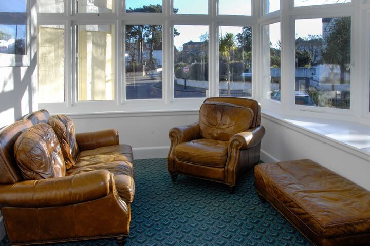 Lounge 36 of 48