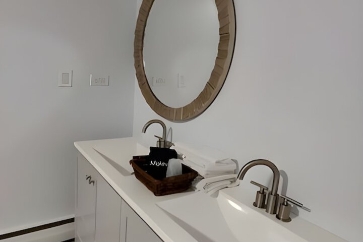 Room 32 of 46