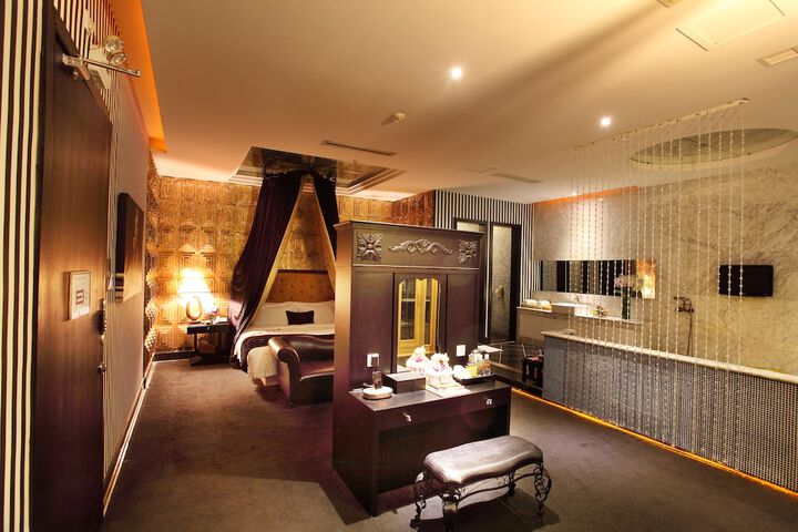 Room 5 of 12