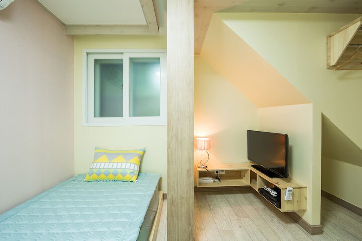 Room 6 of 35