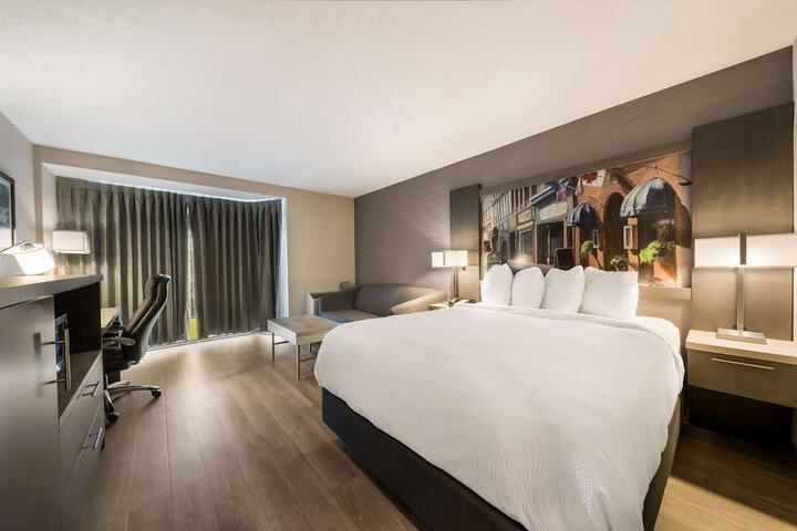 Accessible 1 Queen Accessible Roll in Shower Sofa Bed Refrigerator WiFi Full Breakfast (3 of 16)