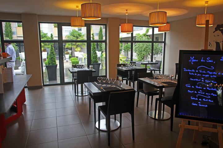 Lobby lounge