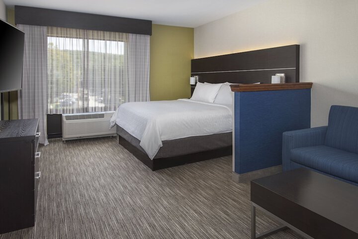 Suite Accessible King Size Bed (1 of 6)