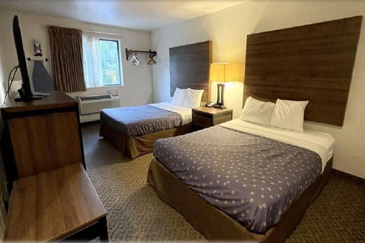 2 Queen Beds Microwave and Refrigerator WiFi Continental Breakfast (8 of 8)