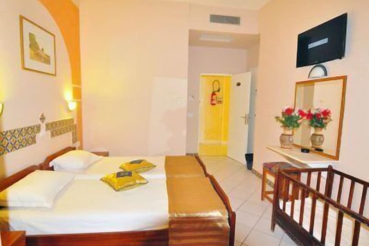 Room 14 of 90