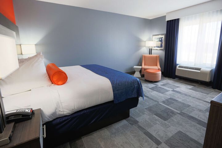 1 King Bed Pillowtop Bed 40 Inch LCD TV, Microwave and Refrigerator Full Breakfast (9 of 18)
