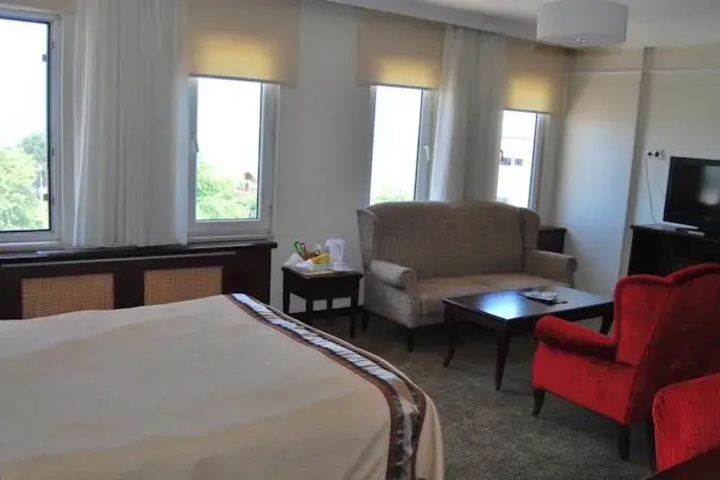 Room 5 of 9