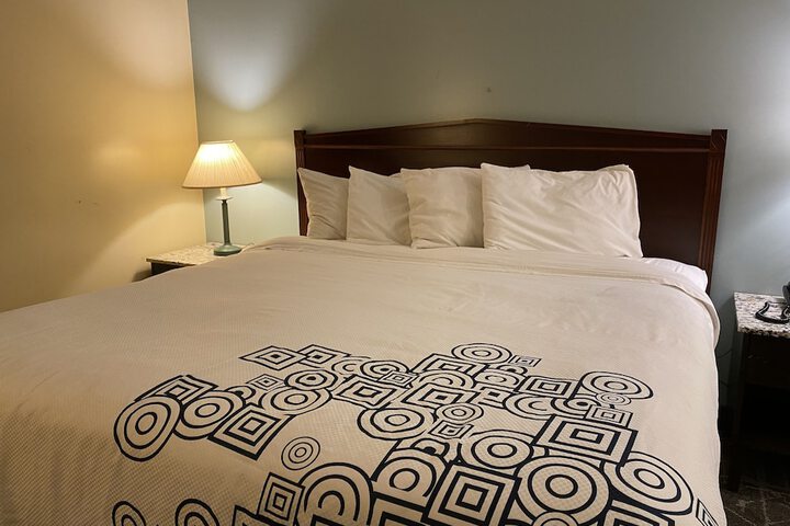 1 King Bed (2 of 20)
