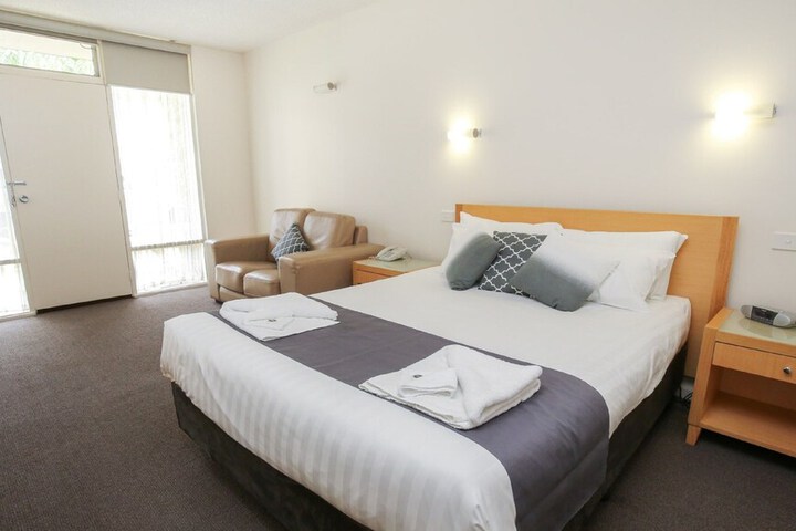 Room 8 of 100