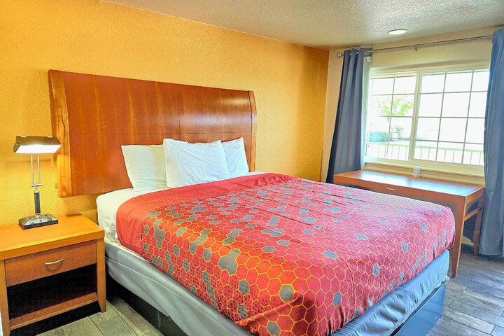 Single Queen Size Bed (2 of 11)