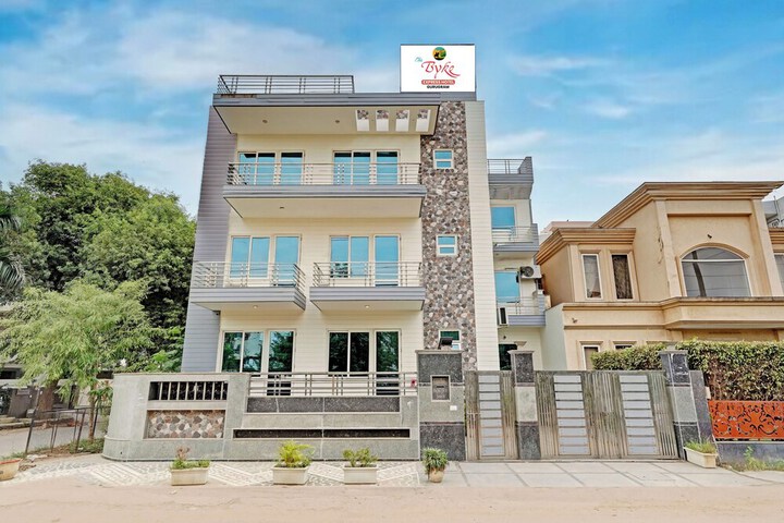 Madstays Hotel - Medicity Near Medanta Hospital