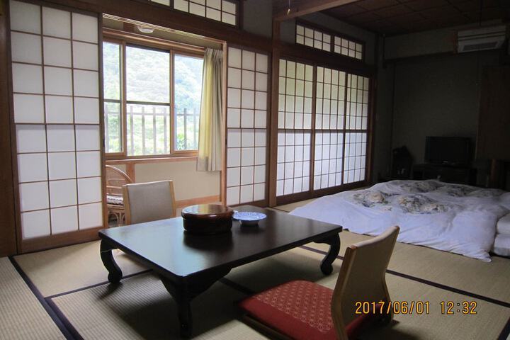 Room 8 of 48