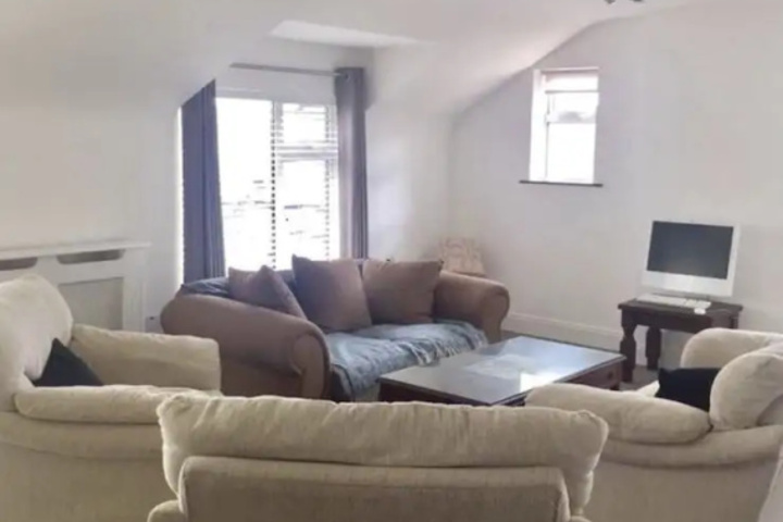 Room 5 of 12