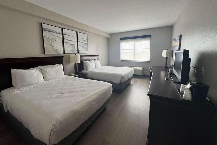 2 Queen Beds (5 of 10)