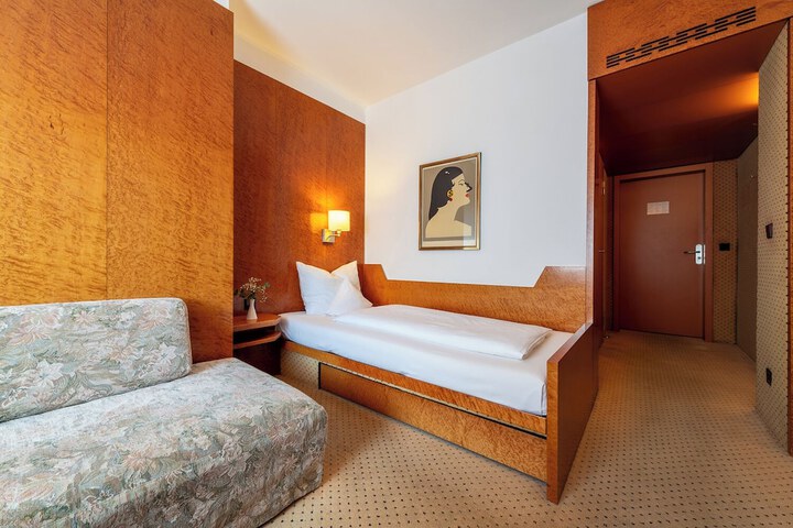 Room 44 of 103