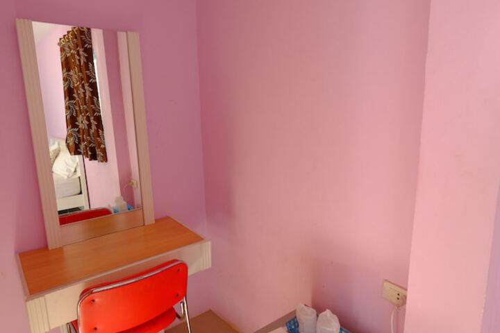 Room 17 of 33