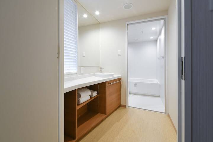 Room 17 of 28