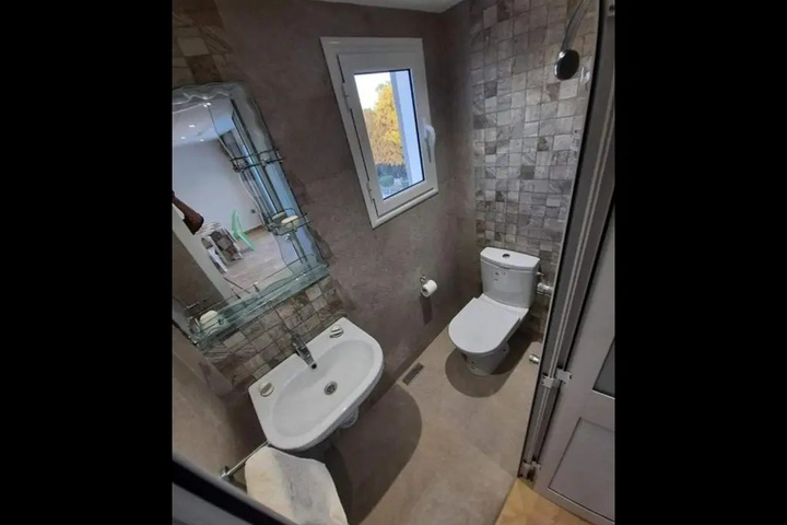 Room 6 of 13