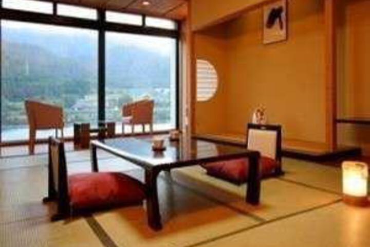 Lounge 9 of 19