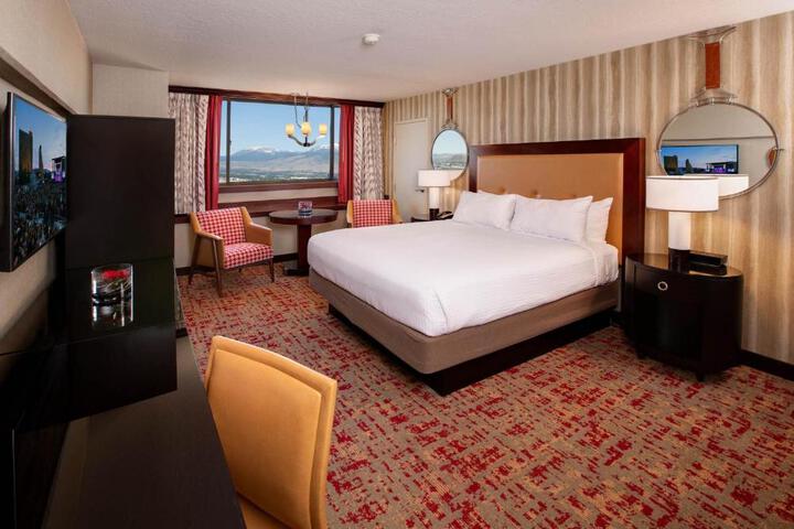 1 King Bed Casino Tower (2 of 11)