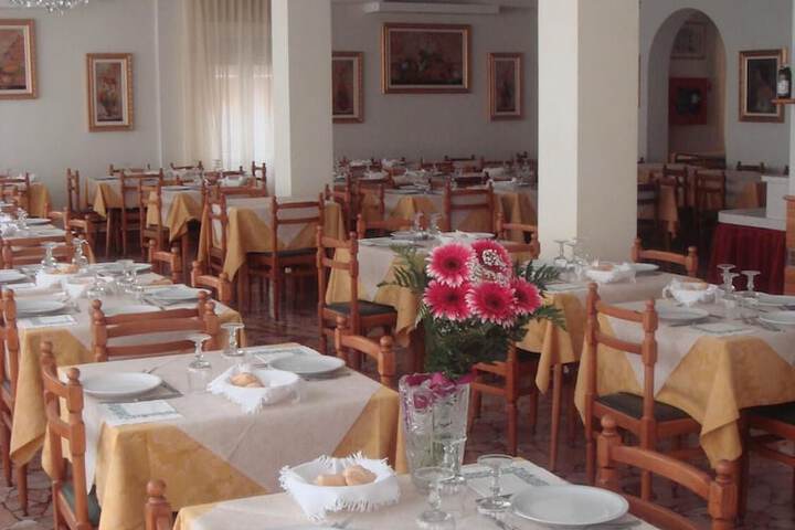 Dining 43 of 47