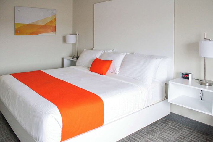 1 King Bed (4 of 5)