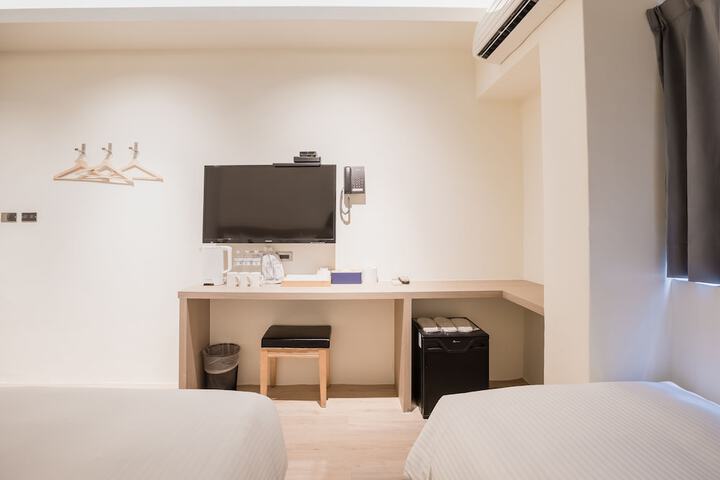 Room 13 of 34