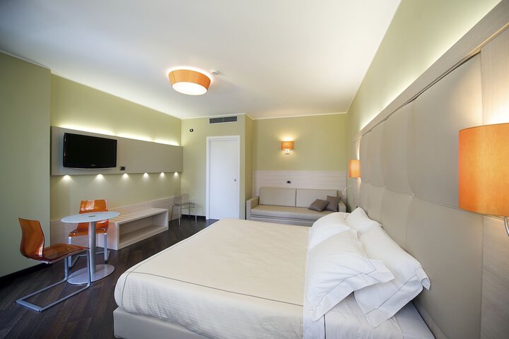 Room 4 of 33