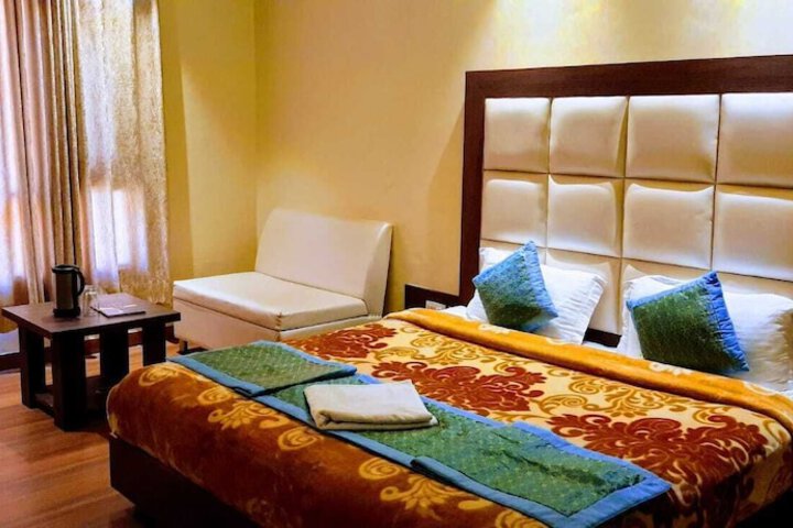 Room 3 of 8
