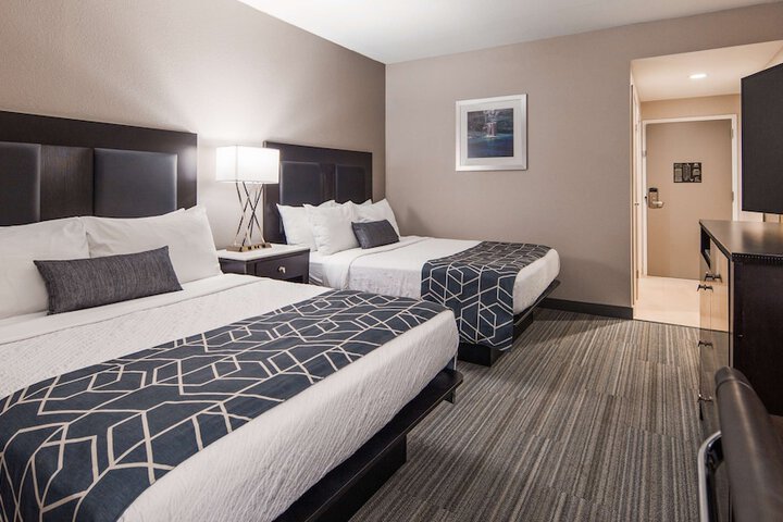2 Queen Beds Microwave and Refrigerator Full Breakfast (13 of 18)