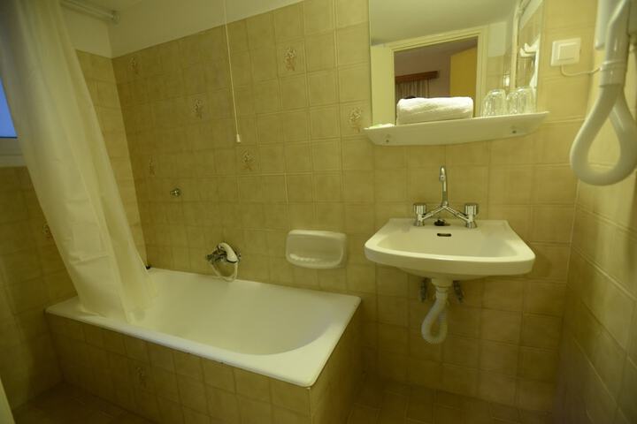 Room 11 of 25
