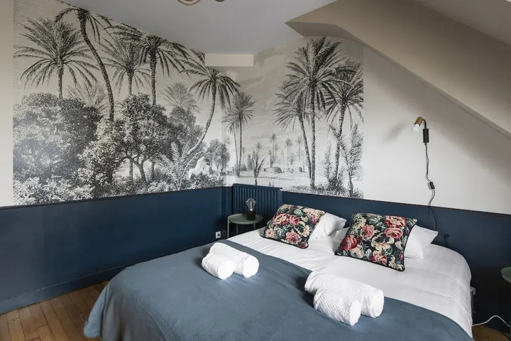 Room 4 of 8
